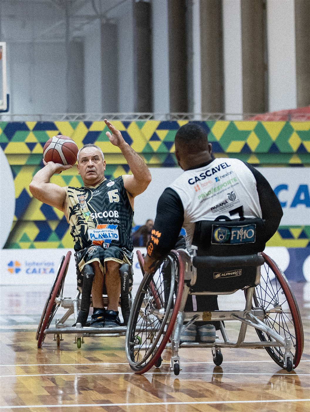 Jogador do Tigres Umuarama durante uma partida de basquete em cadeira de rodas
