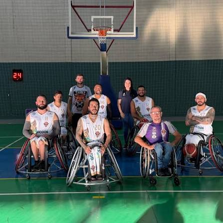 Equipe Tigres Umuarama reunida na quadra